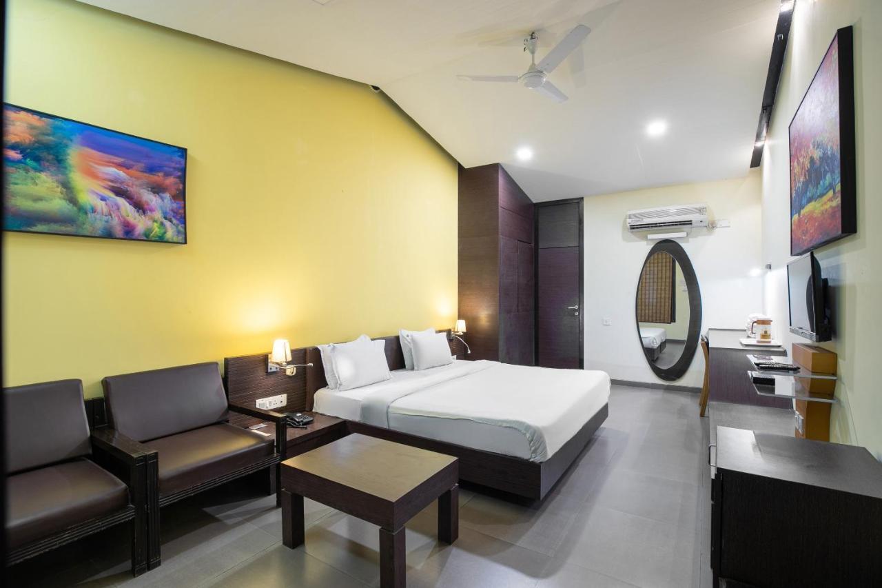 Capital O 47539Capital O Umbergaon Club Hotel Umargam Exterior photo